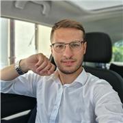 Giovane avvocato impartisce lezioni di diritto per studenti delle scuole superiori o per studenti universitari che devono affrontare l'esame di diritto privato, civile, lavoro, procedura civile, costituzionale, amministrativo o processuale amministrativo